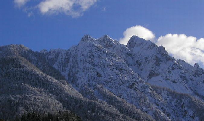 Pogled na Kurji vrh in del pikove skupine iz Kranjske gore